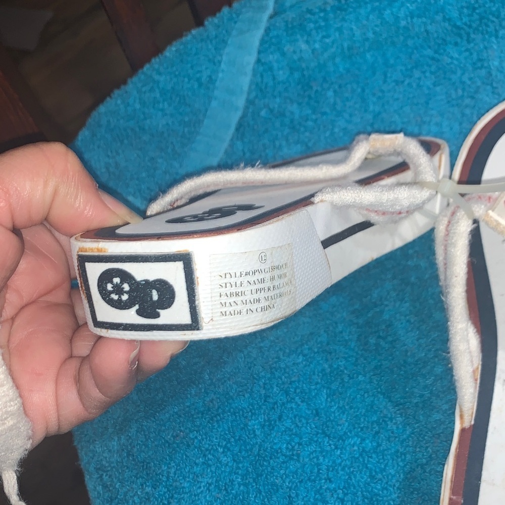 Stylish Kids Flip Flops with Red and White Accents - Picture 5 of 7
